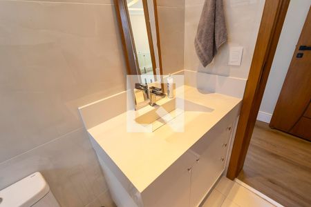 Casa de condomínio à venda com 304m², 3 quartos e 3 vagas Casa de condomínio à venda com 304m², 3 quartos e 3 vagasBanheiro da suíte 3