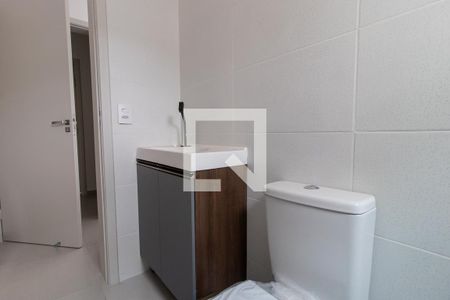 Banheiro Social de kitnet/studio para alugar com 1 quarto, 20m² em Tingui, Curitiba