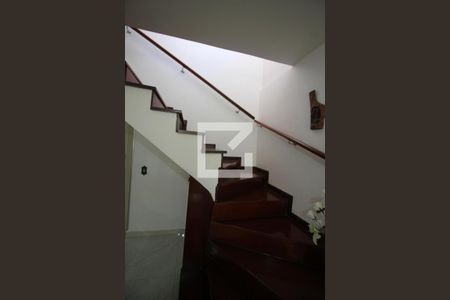 Casa à venda com 350m², 4 quartos e 4 vagasEscada