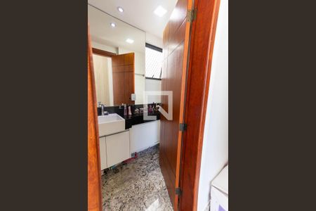 Apartamento à venda com 242m², 4 quartos e 2 vagas Apartamento à venda com 242m², 4 quartos e 2 vagasBanheiro Suíte 1