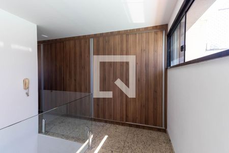 Apartamento à venda com 242m², 4 quartos e 2 vagas Apartamento à venda com 242m², 4 quartos e 2 vagasCobertura