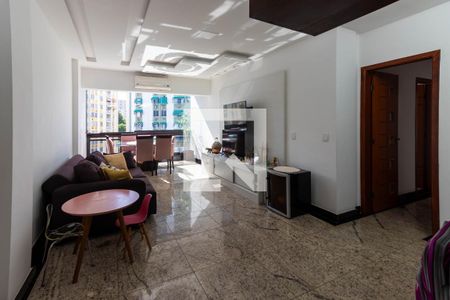 Apartamento à venda com 242m², 4 quartos e 2 vagas Apartamento à venda com 242m², 4 quartos e 2 vagasSala