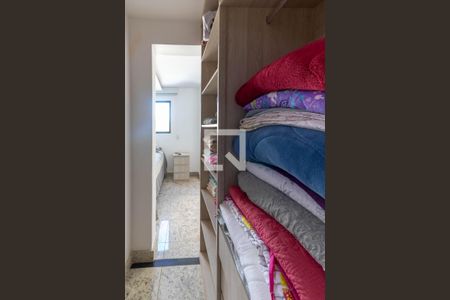 Apartamento à venda com 242m², 4 quartos e 2 vagas Apartamento à venda com 242m², 4 quartos e 2 vagasCloset da Suíte 2