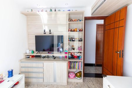 Apartamento à venda com 242m², 4 quartos e 2 vagas Apartamento à venda com 242m², 4 quartos e 2 vagasQuarto 2