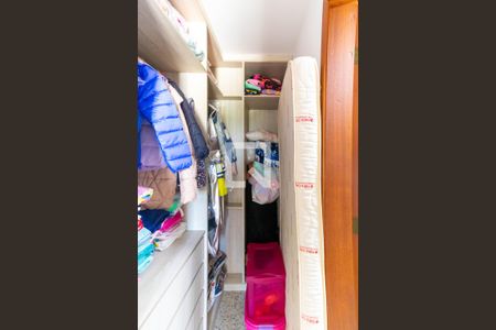 Apartamento à venda com 242m², 4 quartos e 2 vagas Apartamento à venda com 242m², 4 quartos e 2 vagasCloset da Suíte 2