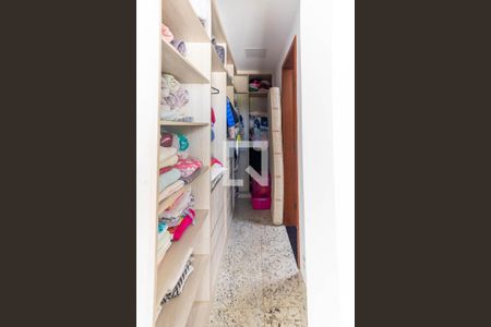 Apartamento à venda com 242m², 4 quartos e 2 vagas Apartamento à venda com 242m², 4 quartos e 2 vagasCloset da suíte 2