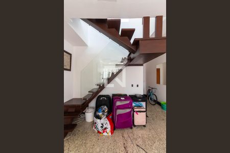 Apartamento à venda com 242m², 4 quartos e 2 vagas Apartamento à venda com 242m², 4 quartos e 2 vagasEscada nível superior