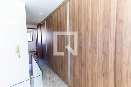 Apartamento à venda com 242m², 4 quartos e 2 vagas Apartamento à venda com 242m², 4 quartos e 2 vagasCobertura