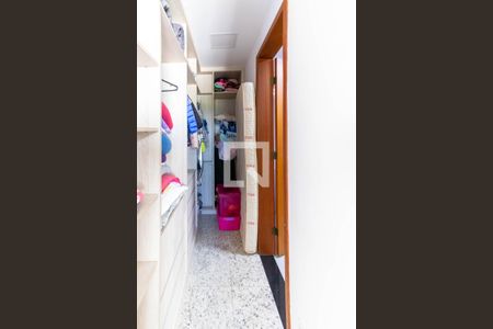Apartamento à venda com 242m², 4 quartos e 2 vagas Apartamento à venda com 242m², 4 quartos e 2 vagasCloset da Suíte 2