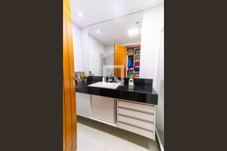 Apartamento à venda com 242m², 4 quartos e 2 vagas Apartamento à venda com 242m², 4 quartos e 2 vagasBanheiro Suíte 2