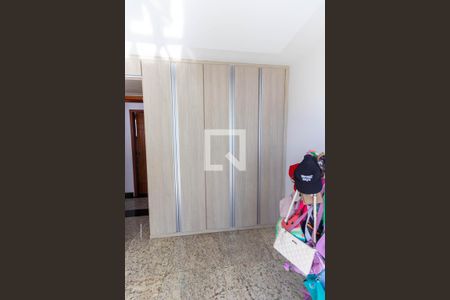 Apartamento à venda com 242m², 4 quartos e 2 vagas Apartamento à venda com 242m², 4 quartos e 2 vagasQuarto 1