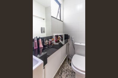 Apartamento à venda com 242m², 4 quartos e 2 vagas Apartamento à venda com 242m², 4 quartos e 2 vagasBanheiro Suíte 1
