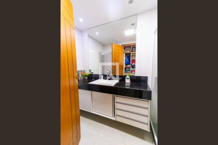 Apartamento à venda com 242m², 4 quartos e 2 vagas Apartamento à venda com 242m², 4 quartos e 2 vagasBanheiro Suíte 2