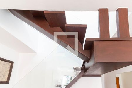 Apartamento à venda com 242m², 4 quartos e 2 vagas Apartamento à venda com 242m², 4 quartos e 2 vagasEscada nível superior