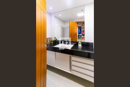 Apartamento à venda com 242m², 4 quartos e 2 vagas Apartamento à venda com 242m², 4 quartos e 2 vagasBanheiro Suíte 2