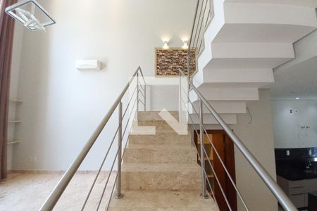 Escada da Sala de casa de condomínio para alugar com 3 quartos, 300m² em Swiss Park, Campinas