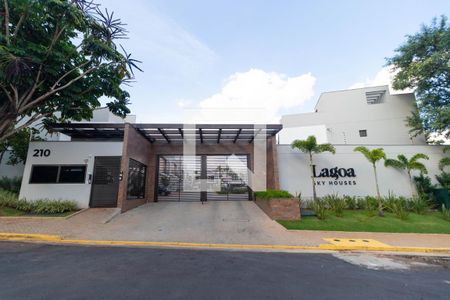 Casa de condomínio à venda com 130m², 3 quartos e 2 vagas Casa de condomínio à venda com 130m², 3 quartos e 2 vagasFachada