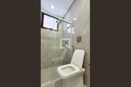 Banheiro da Suíte 1 de casa de condomínio à venda com 4 quartos, 339m² em Residencial Parque dos Alecrins, Campinas