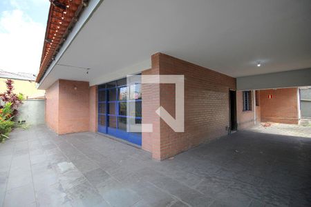 Casa à venda com 445m², 4 quartos e 6 vagasFachada interna