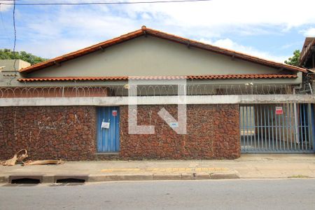 Casa à venda com 445m², 4 quartos e 6 vagasFachada externa