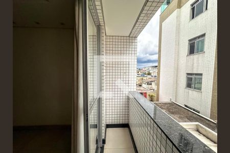 Sacada de apartamento à venda com 3 quartos, 90m² em Bairro da Glória, Contagem