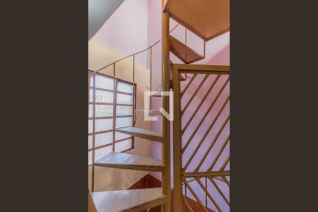 Casa para alugar com 60m², 3 quartos e 2 vagas Casa para alugar com 60m², 3 quartos e 2 vagasEscada