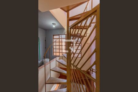 Casa para alugar com 60m², 3 quartos e 2 vagas Casa para alugar com 60m², 3 quartos e 2 vagasEscada