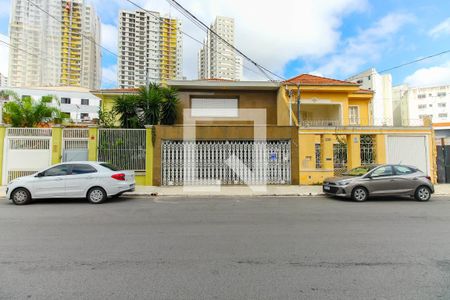 Casa para alugar com 320m², 3 quartos e 4 vagas Casa para alugar com 320m², 3 quartos e 4 vagasFachada