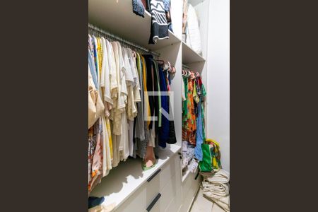 Casa à venda com 250m², 4 quartos e 2 vagasCloset 