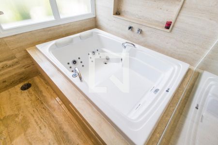 Casa de condomínio à venda com 550m², 5 quartos e 4 vagasDetalhe do Banheiro da Suite