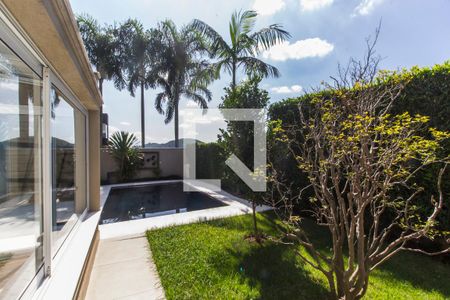 Casa de condomínio à venda com 550m², 5 quartos e 4 vagasQuintal