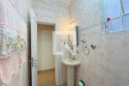 Banheiro de apartamento para alugar com 1 quarto, 35m² em São João, Porto Alegre