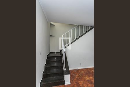 Escada de casa para alugar com 3 quartos, 250m² em Jardim das Laranjeiras, São Paulo