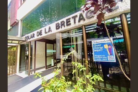 Apartamento para alugar com 104m², 3 quartos e 1 vagaFachada com cartaz QA.