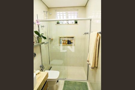 Casa à venda com 274m², 5 quartos e 4 vagasBanheiro suite2