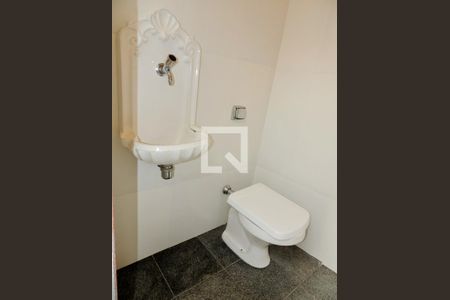 Casa à venda com 274m², 5 quartos e 4 vagasBanheiro de serviço