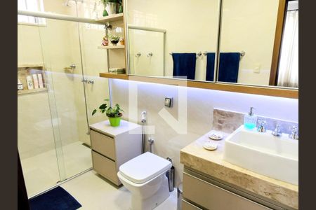 Casa à venda com 274m², 5 quartos e 4 vagasBanheiro suite1