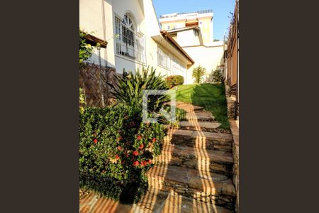 Casa à venda com 274m², 5 quartos e 4 vagasJardim de entrada