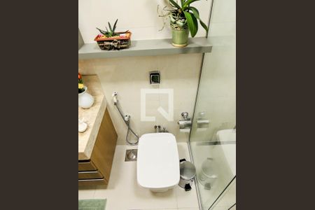 Casa à venda com 274m², 5 quartos e 4 vagasBanheiro suite2