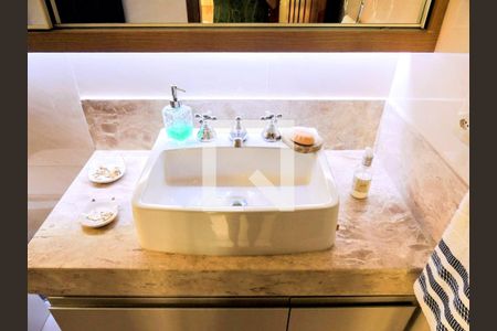 Casa à venda com 274m², 5 quartos e 4 vagasBanheiro suite1