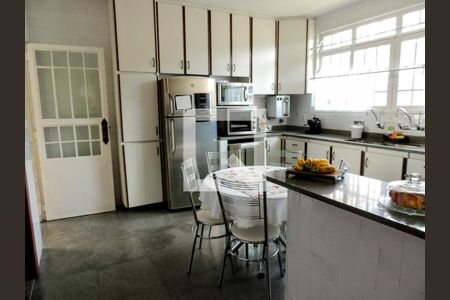 Casa à venda com 274m², 5 quartos e 4 vagasCozinha