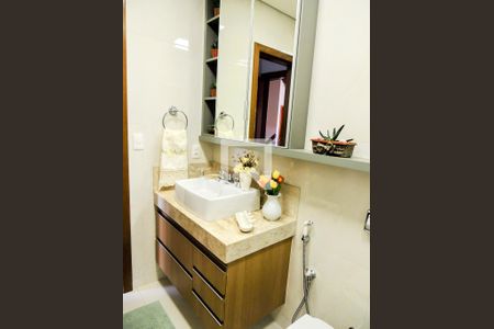 Casa à venda com 274m², 5 quartos e 4 vagasBanheiro suite2