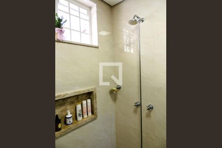 Casa à venda com 274m², 5 quartos e 4 vagasBanheiro suite1