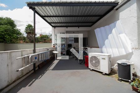 Casa à venda com 240m², 2 quartos e 1 vagaQuintal