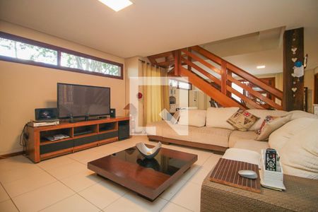 Casa à venda com 244m², 3 quartos e 3 vagasSala