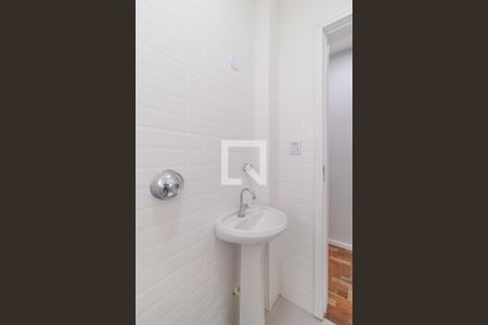 Banheiro de apartamento à venda com 1 quarto, 40m² em Santana, Porto Alegre