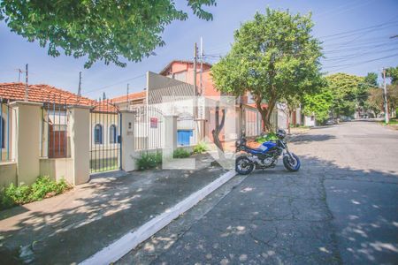 Casa à venda com 210m², 3 quartos e 3 vagas Casa à venda com 210m², 3 quartos e 3 vagasFachada