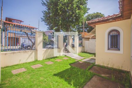 Casa à venda com 210m², 3 quartos e 3 vagas Casa à venda com 210m², 3 quartos e 3 vagasQuintal - frente