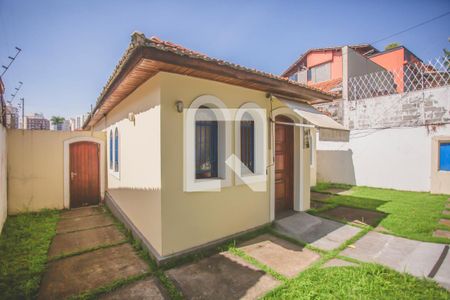 Casa à venda com 210m², 3 quartos e 3 vagas Casa à venda com 210m², 3 quartos e 3 vagasQuintal - frente