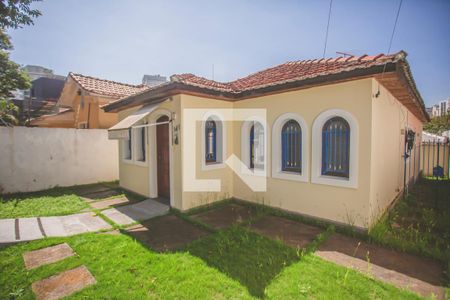 Casa à venda com 210m², 3 quartos e 3 vagas Casa à venda com 210m², 3 quartos e 3 vagasQuintal - frente